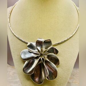 Robert Lee Morris Silver Tone Soho Flower Pendant Collar Necklace. Hook Closure